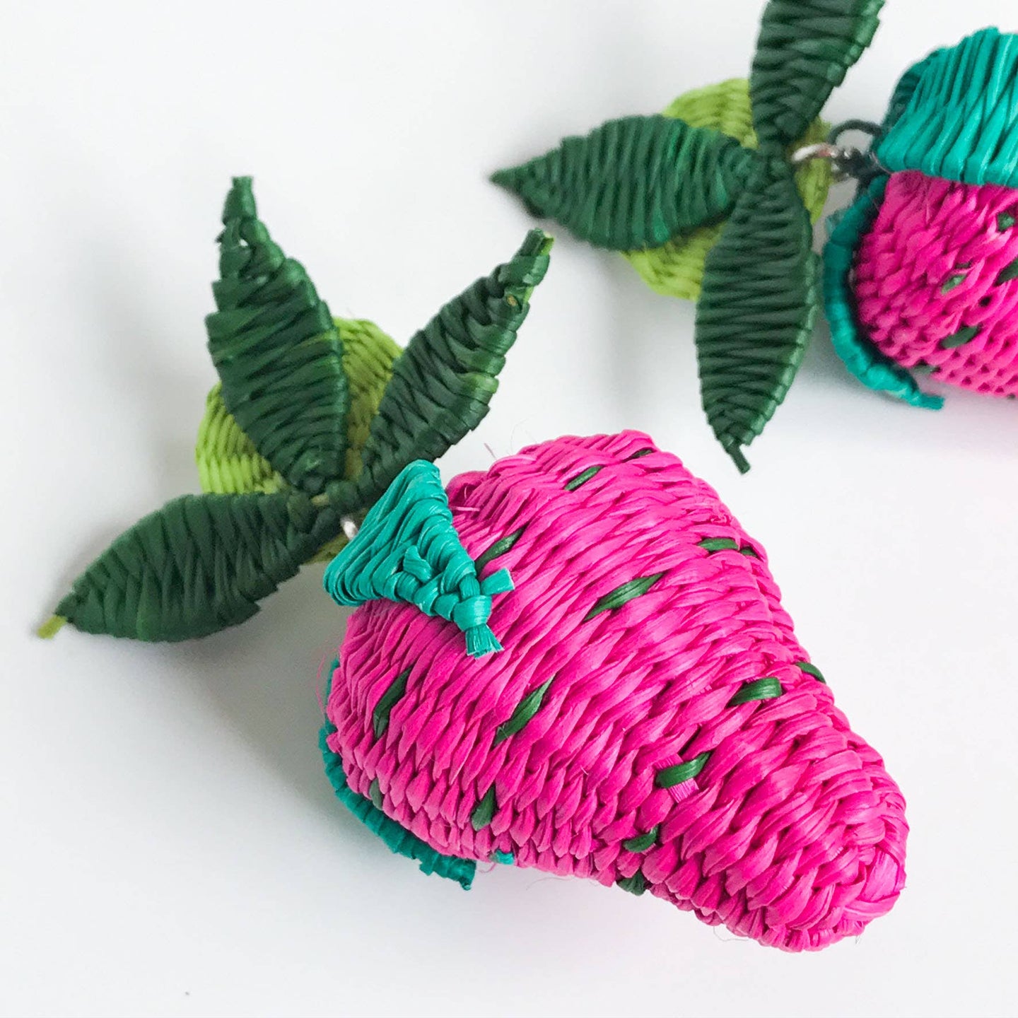 Iraca Woven Fruta Earrings | Strawberry